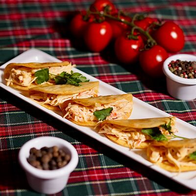 Такосы со снежным крабом в Harats pub по цене 340 ₽