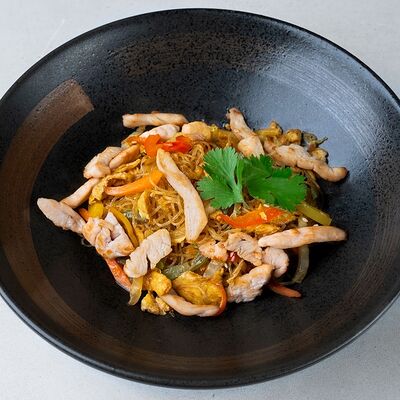 Лапша по-сингапурски с курицей в Раменная Ru-Rik по цене 520 ₽