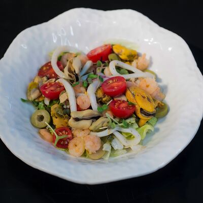 Салат с морепродуктами в соусе песто в Филин по цене 765 ₽