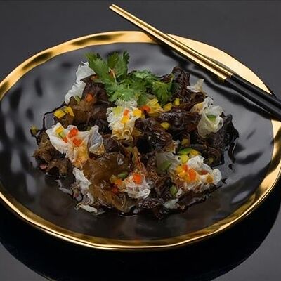 Салат из древесных грибов в Bluefin по цене 570 ₽