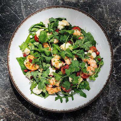 Салат с креветками и имеретинским козьим сыром в Нико по цене 950 ₽