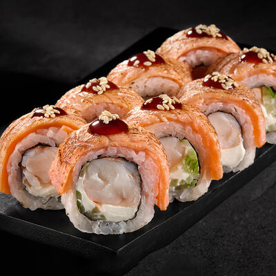 Ролл с креветкой и опаленным лососем в Рыбка по цене 795 ₽