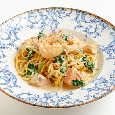 Спагетти с лососем, креветками и цукини в соусе в Эй, Джованни! по цене 835 ₽