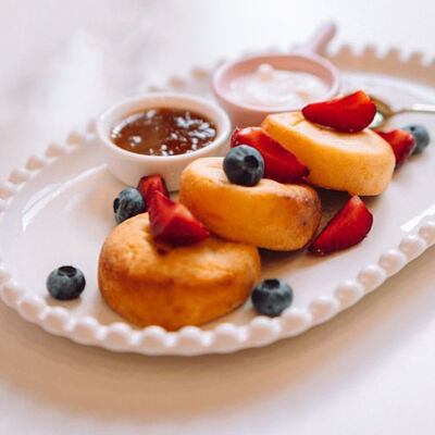 Сырники с джемом и сметаной в Semi-Sweet по цене 740 ₽