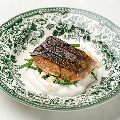 Нерка с пюре из цветной капусты и миндалем в Кафе Калачи по цене 890 ₽