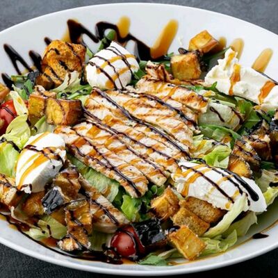 Салат Фирменный Цезарь в NonameLoungeSpb по цене 370 ₽