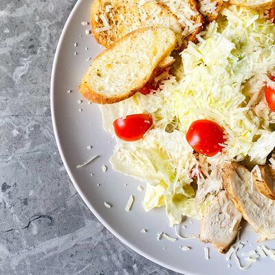 Салат Цезарь с курицей в Full house по цене 473 ₽