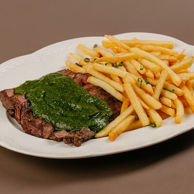 Стейк Бавет с картофелем фри и соусом чимичури в Кими по цене 1810 ₽