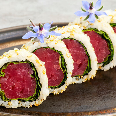 Ролл с тунцом и кунжутом юдзу в Gaijin по цене 880 ₽