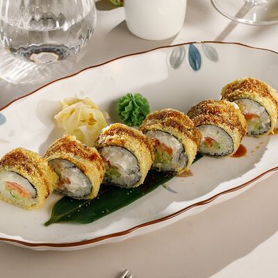 Темпура-ролл с лососем и луком фри в Кукумбер по цене 990 ₽