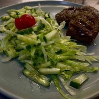 Два миньона с фирменным соусом в Кафе Цоколь