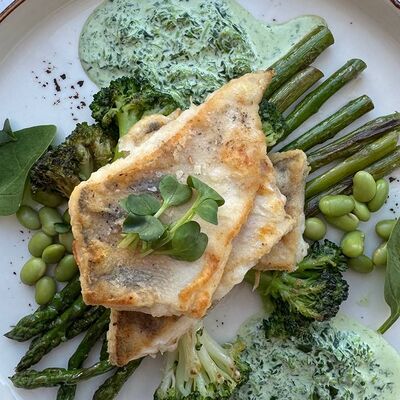 Судак со спаржей, брокколи и шпинатным соусом в Корица по цене 785 ₽