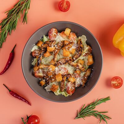 Салат Цезарь с курицей в Rooooolls по цене 550 ₽
