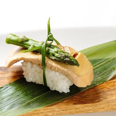 Суши с фуа-гра в Dodici Seafood по цене 630 ₽