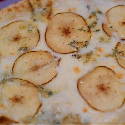 Пицца с грушей и горгонзолой в BBQ Bar по цене 770 ₽