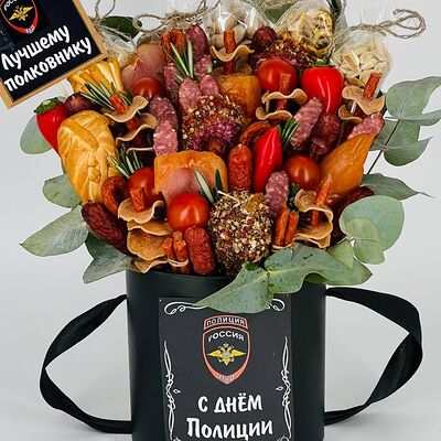 Съедобный подарок из колбасок лучшему полковнику в Дарите красиво по цене 6990 ₽