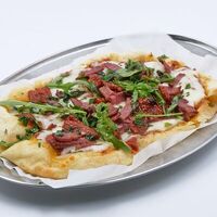 Пицца с пастрами и вялеными томатамив Bar 812