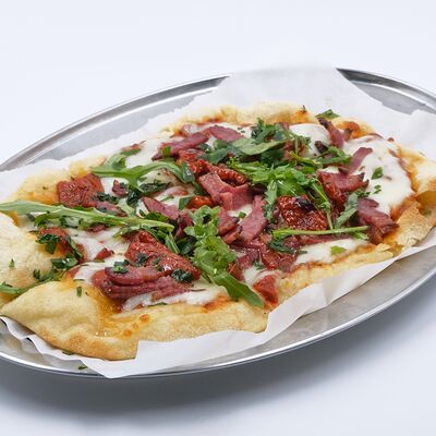 Пицца с пастрами и вялеными томатамив Bar 812 по цене 690 ₽