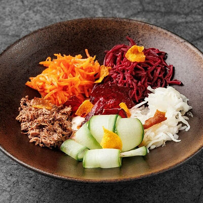 Салат с маринованными овощами, рваной говядиной, лимонным кремом в 0.75 please по цене 840 ₽