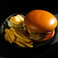 Фирменный бургер в Cocos Lounge