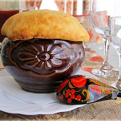 Щи Русские томленые с мясом в Роза ветров по цене 380 ₽