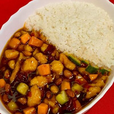 Курица Гунбао в остро-сладком соусе с рисом в Китайская столовая по цене 529 ₽