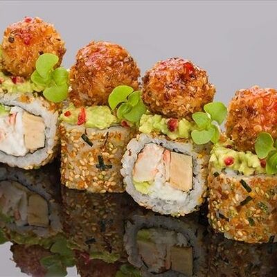 Ролл из хрустящей креветки, камчатского краба с сыром филадельфия в Bluefin по цене 2190 ₽