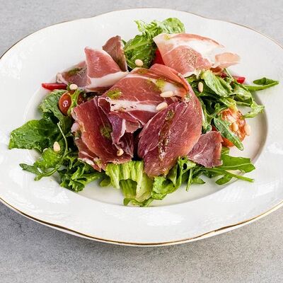 Салат с пармской ветчиной и грушей в Веранда по цене 620 ₽