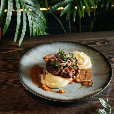 Бифштекс, вешенки с картофелем и соусом демиглас в Хочу и буду по цене 856 ₽