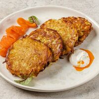 Картофельные драники с лососем и сметаной в Ресторан Европа