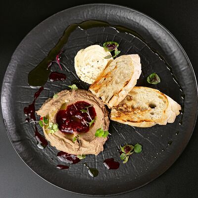 Паштет из куриной печени с домашним маслом в Luna lounge по цене 579 ₽
