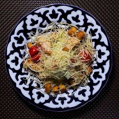 Цезарь с курицей в Kebab King Halal по цене 350 ₽