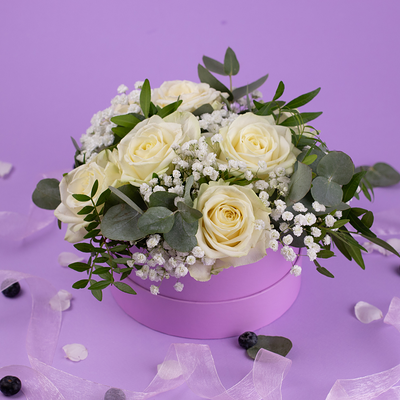 Букет Белые розы в шляпной коробке в Пышно Расцвели по цене 3500 ₽