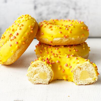 Донат банан-клубникав Хруст по цене 200 ₽