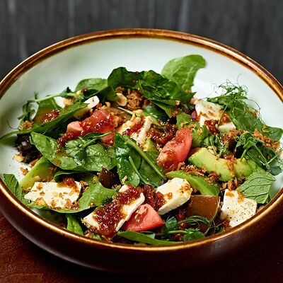 Салат с камамбером, авокадо и соусом из вяленых томатов в Chester по цене 590 ₽