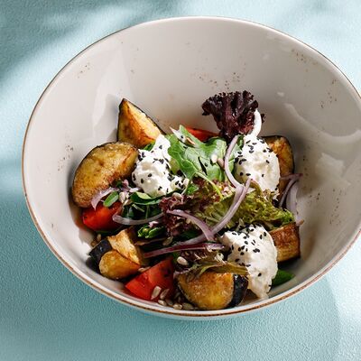 Салат с баклажанами и страчателлой в Чайхана Пахвала по цене 660 ₽