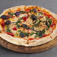 Пицца Цезарь с цыпленком в В угли