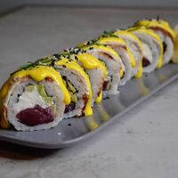 Ролл с тунцом и спайси манго в Нами