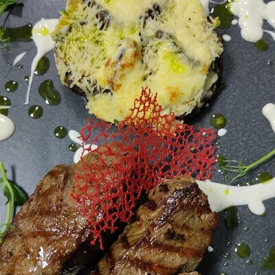 Медальоны су-вид из говяжьей вырезки под соусом дорблю с гратеном из баклажан в Столица по цене 1750 ₽