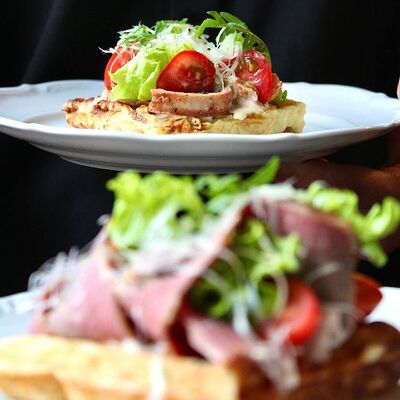 Картофельная вафля с цыпленком Яндекс в Снегири на Лагерном по цене 470 ₽