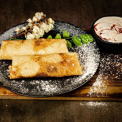 Блинчики с творогом, сметаной и клубничным джемом в У Сватов по цене 330 ₽