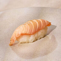 Суши опаленный лосось в Тануки