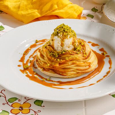 Яблочный пирог с орехами, карамельным соусом и мороженымв Capuletti по цене 790 ₽