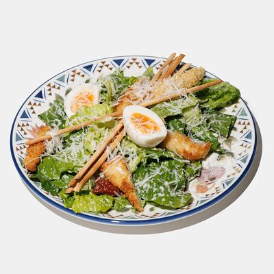 Салат романо, подвяленные томаты, заправка Пряный анчоус, хрустящий цыпленок в Эхо по цене 850 ₽