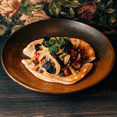 Овощи и куриное бедро на мангале, с лепешкой в Грузинскоебистро Каха по цене 604 ₽