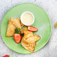 Блинчики со сгущенкой и свежей клубникой в Mojo