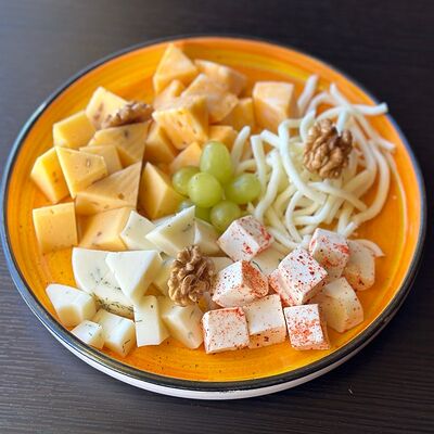 Ассорти из сыров в Навруз по цене 1025 ₽