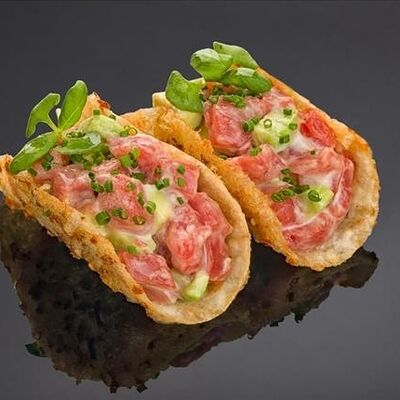 Тако с тунцом блюфин, авокадо и трюфельным соусом в Bluefin по цене 2770 ₽