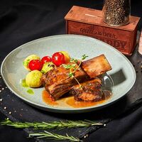Говяжьи рёбра су-вид с картофельными шариками в PUB DADDY