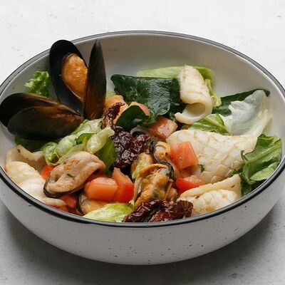 Зеленый салат с кальмаром и мидиями в Амстердам по цене 585 ₽